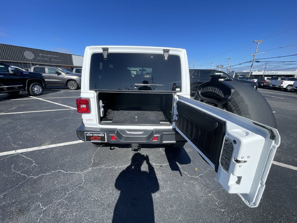 Used 2018 Jeep Wrangler Unlimited Sahara AWD/4WD image 26