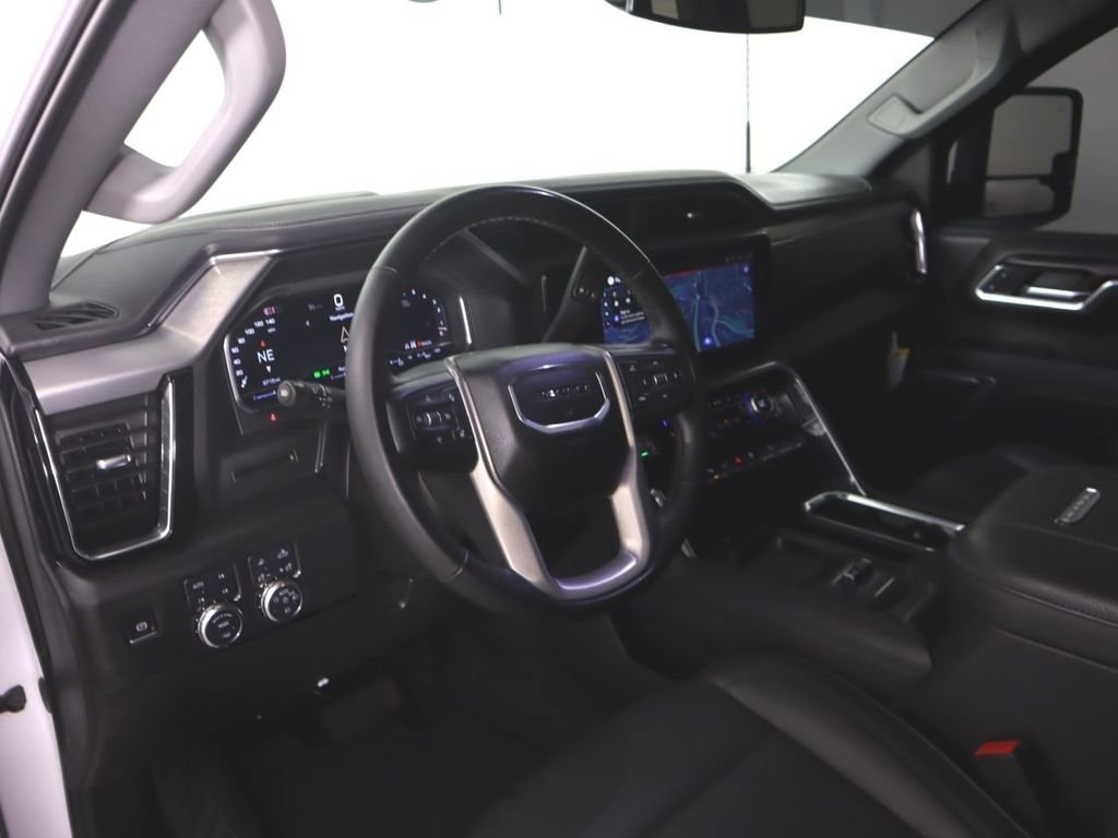Used 2025 GMC Sierra 3500 Denali image 9