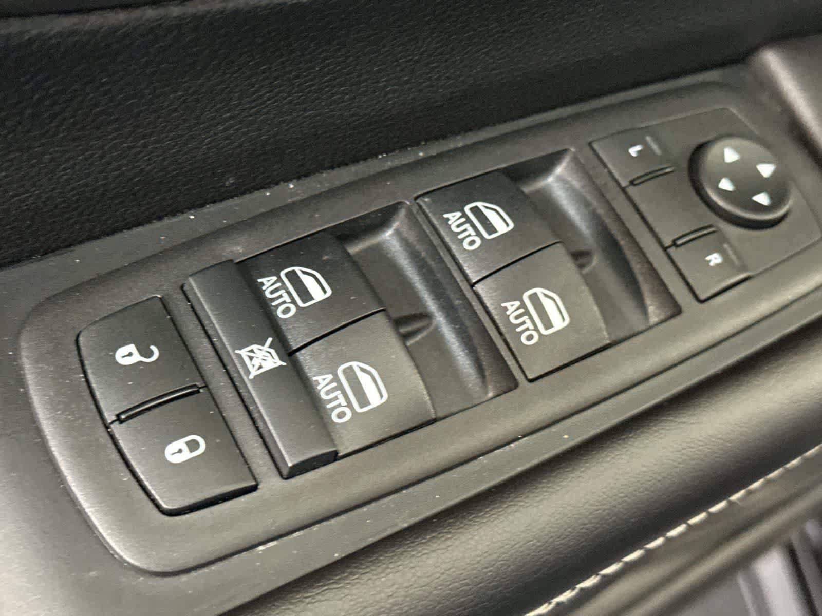 Used 2026 Chrysler Pacifica Select FWD image 14