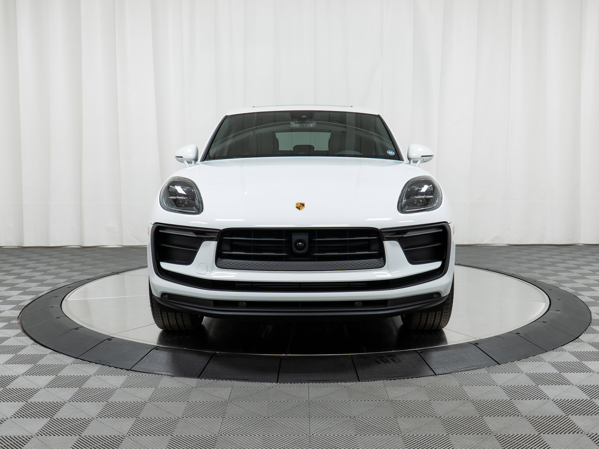 Certified 2025 Porsche Macan image 10
