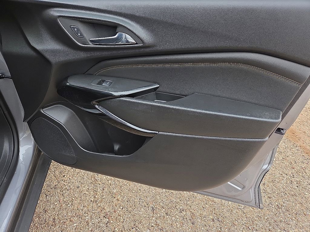 Used 2025 Chevrolet Trax LT w/ LT Convenience Package image 13