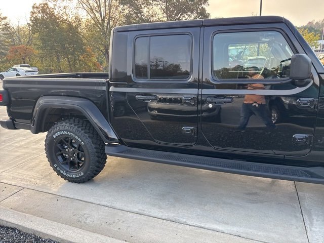 New 2025 Jeep Gladiator Sport image 4