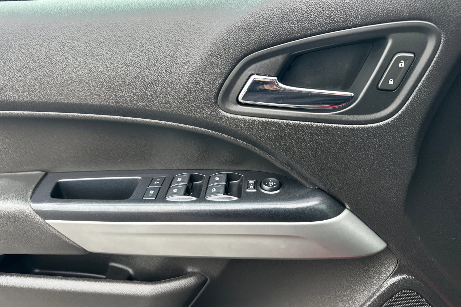 Used 2017 Chevrolet Colorado LT w/ LT Convenience Package image 11