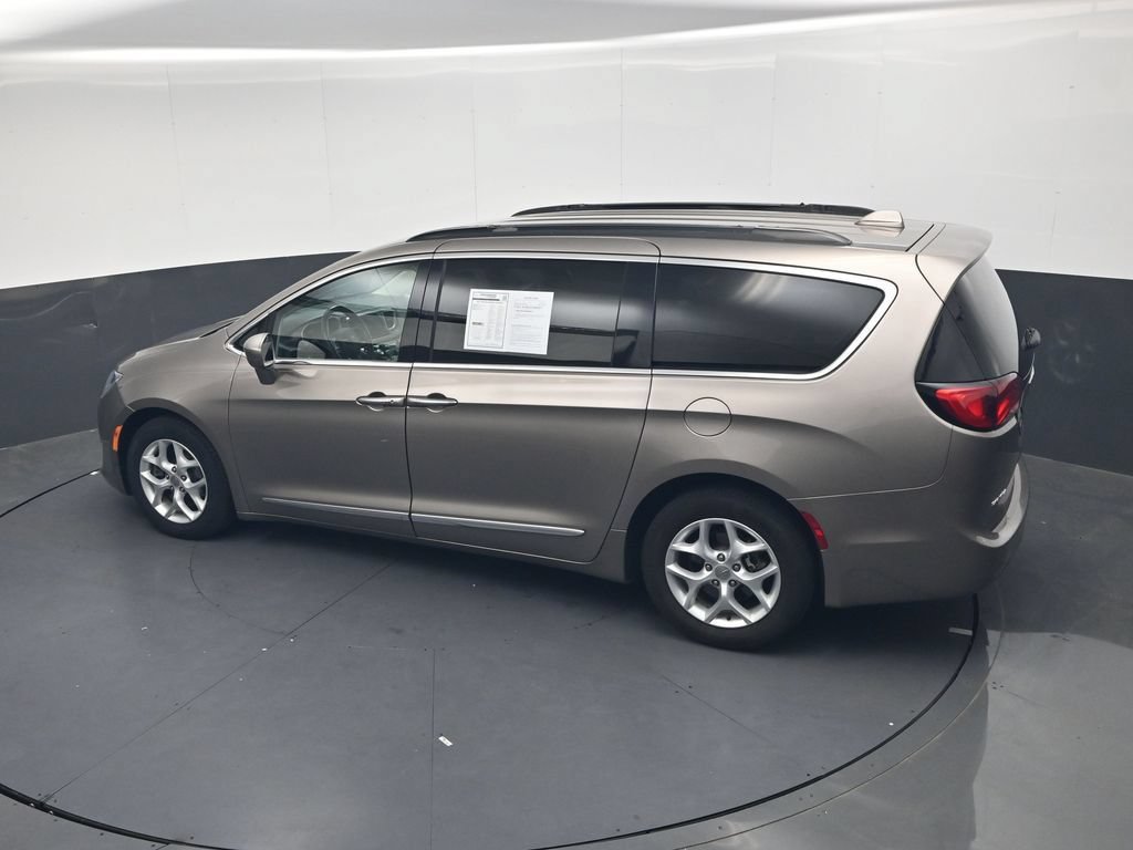 Used 2017 Chrysler Pacifica Touring-L w/ Tire & Wheel Group FWD image 30