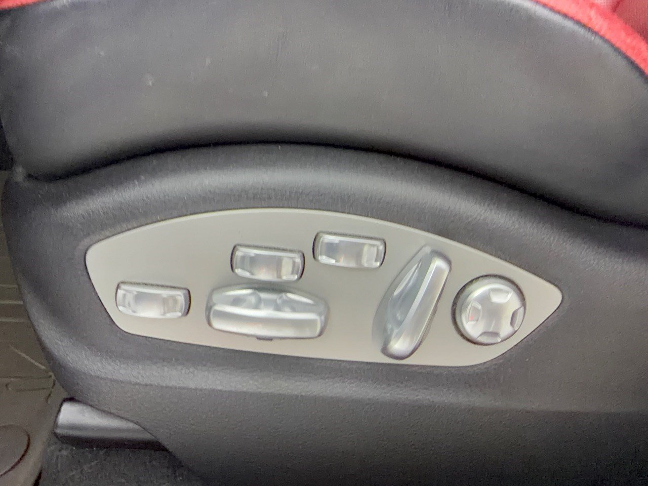 Used 2018 Porsche Macan Turbo AWD/4WD image 16