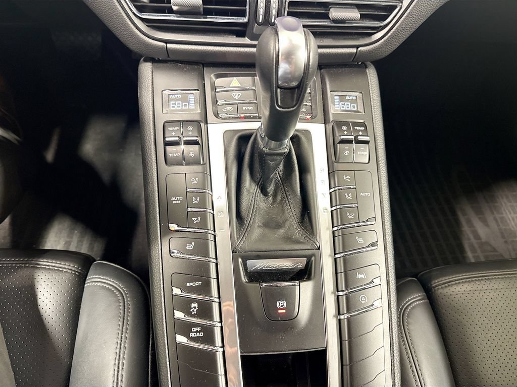 Certified 2020 Porsche Macan AWD/4WD image 17