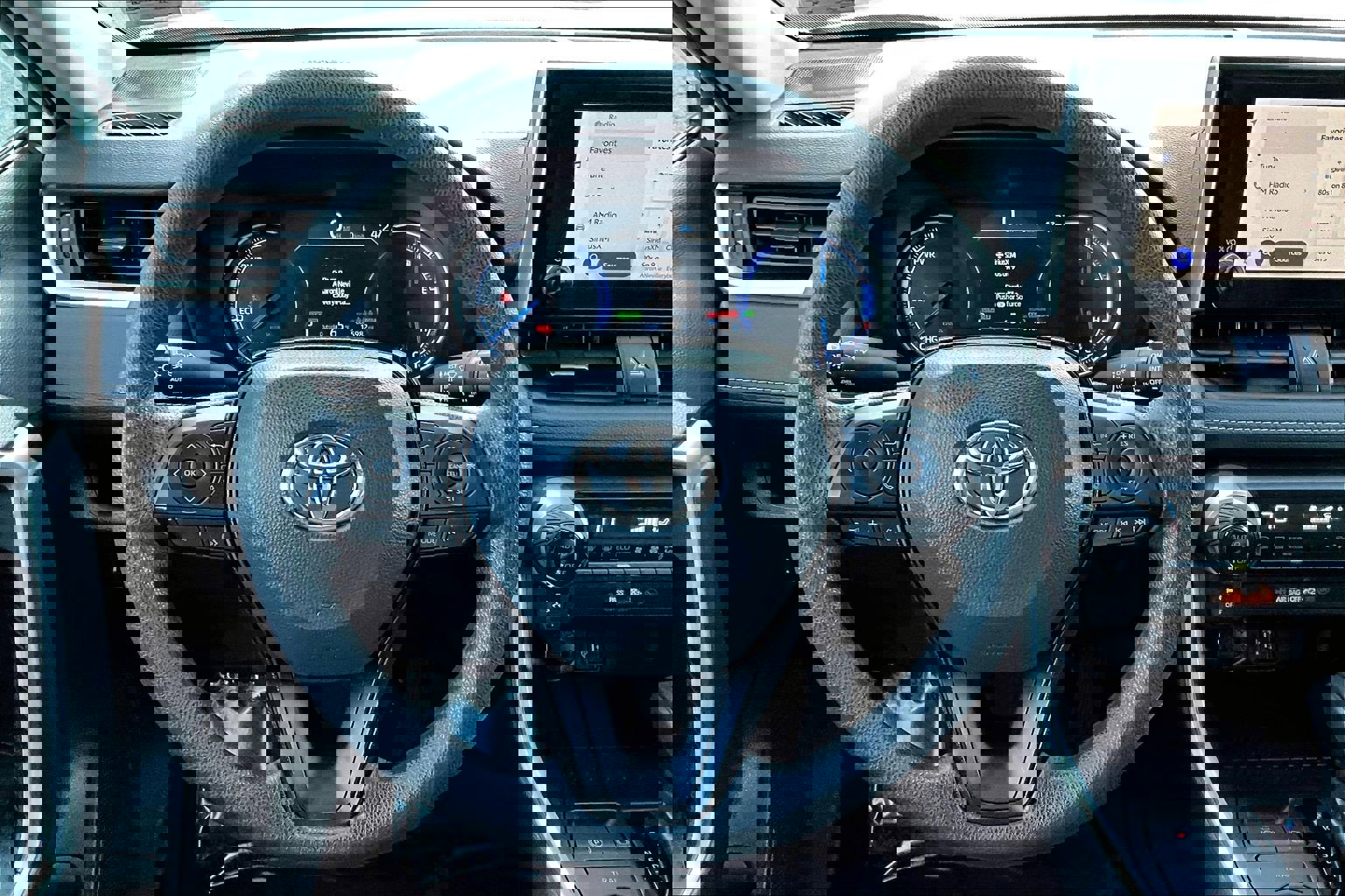 Used 2025 Toyota RAV4 XLE image 5