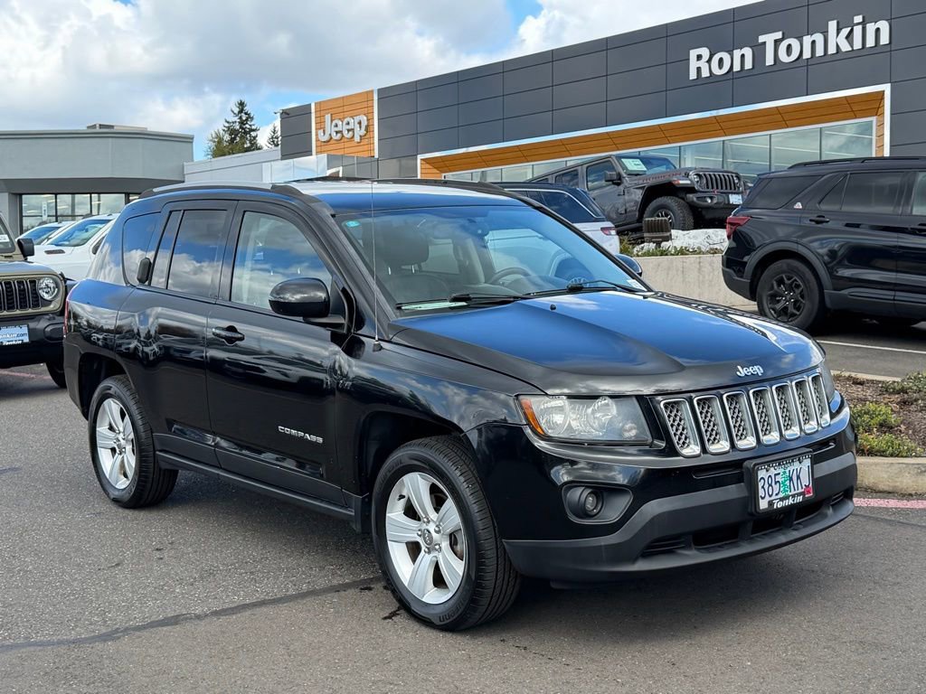 Used 2016 Jeep Compass Latitude image 2