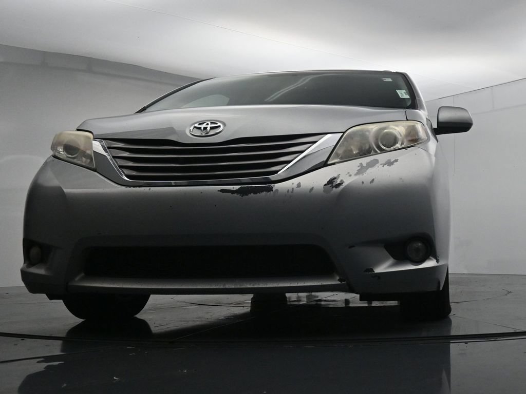 Used 2015 Toyota Sienna XLE w/ Four Season Floor Mat Package FWD image 19
