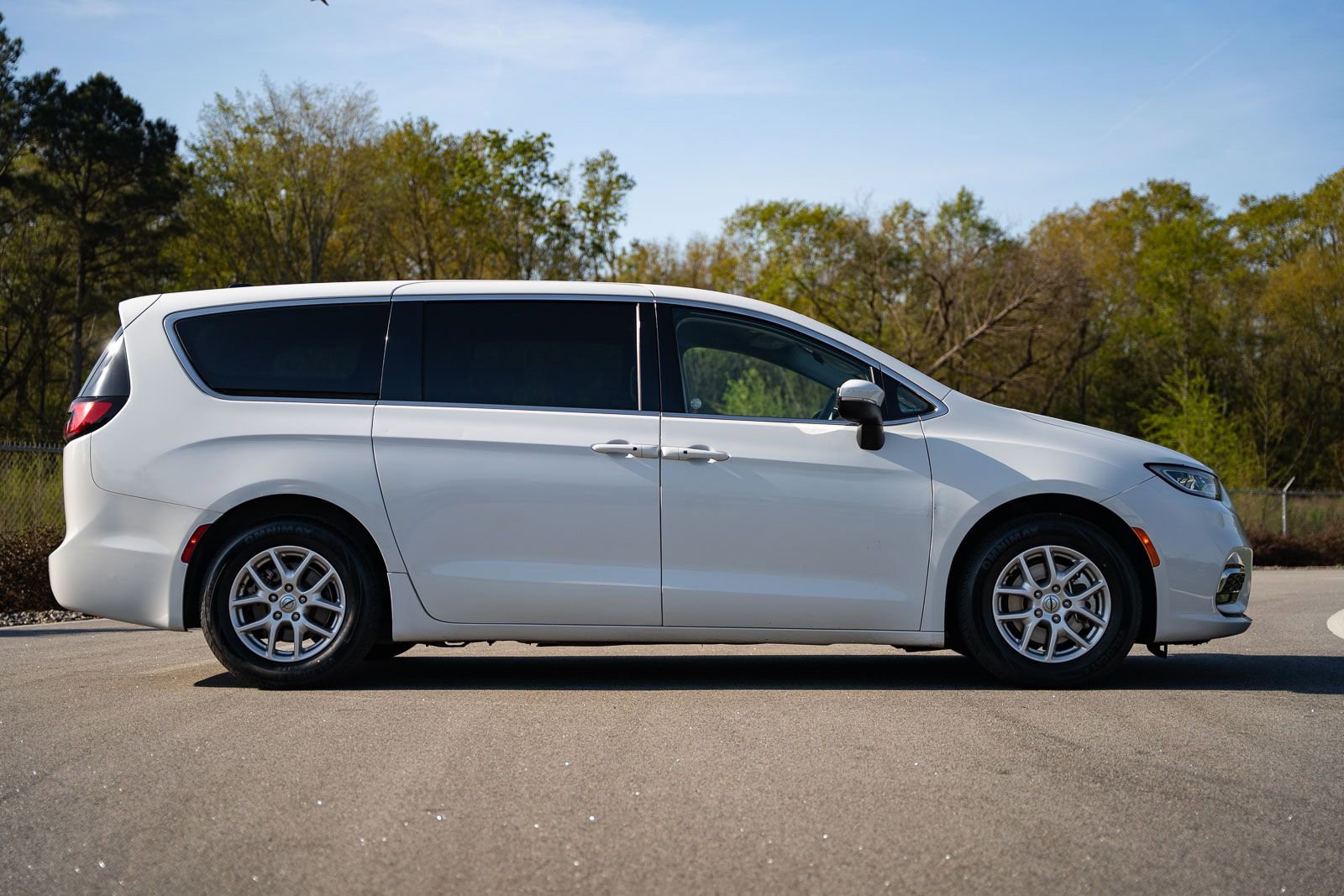 Used 2023 Chrysler Pacifica Touring-L image 8