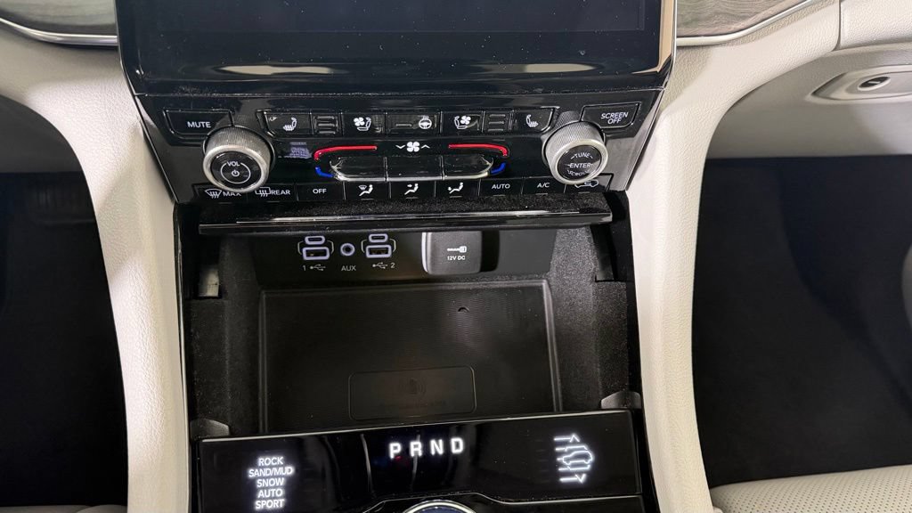 Used 2022 Jeep Grand Cherokee Overland w/ Luxury Tech Group IV AWD/4WD image 23