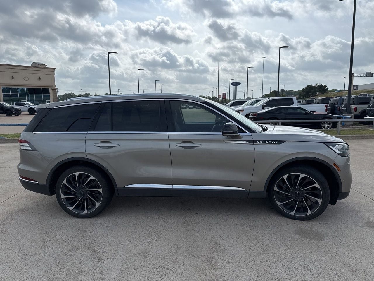 Used 2023 Lincoln Aviator Reserve w/ Equipment Group 201A AWD/4WD image 17
