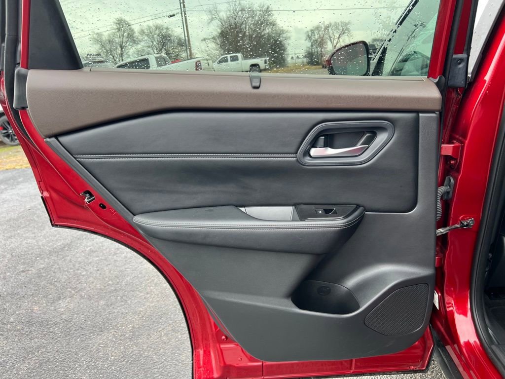 Used 2022 Nissan Rogue SV w/ SV Premium Package image 16