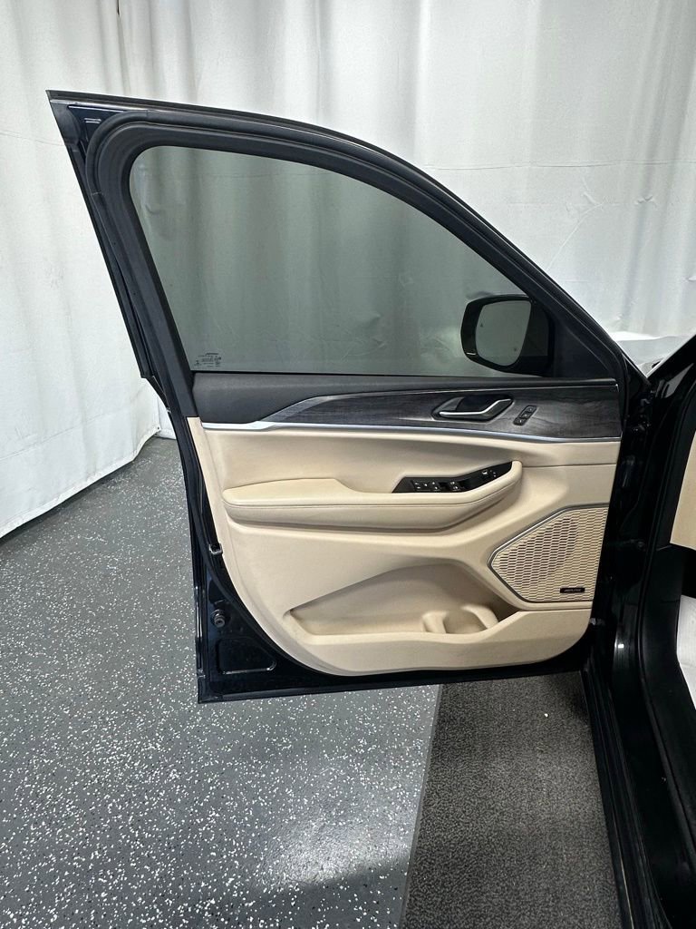 Used 2021 Jeep Grand Cherokee L Limited w/ Luxury Tech Group II image 11