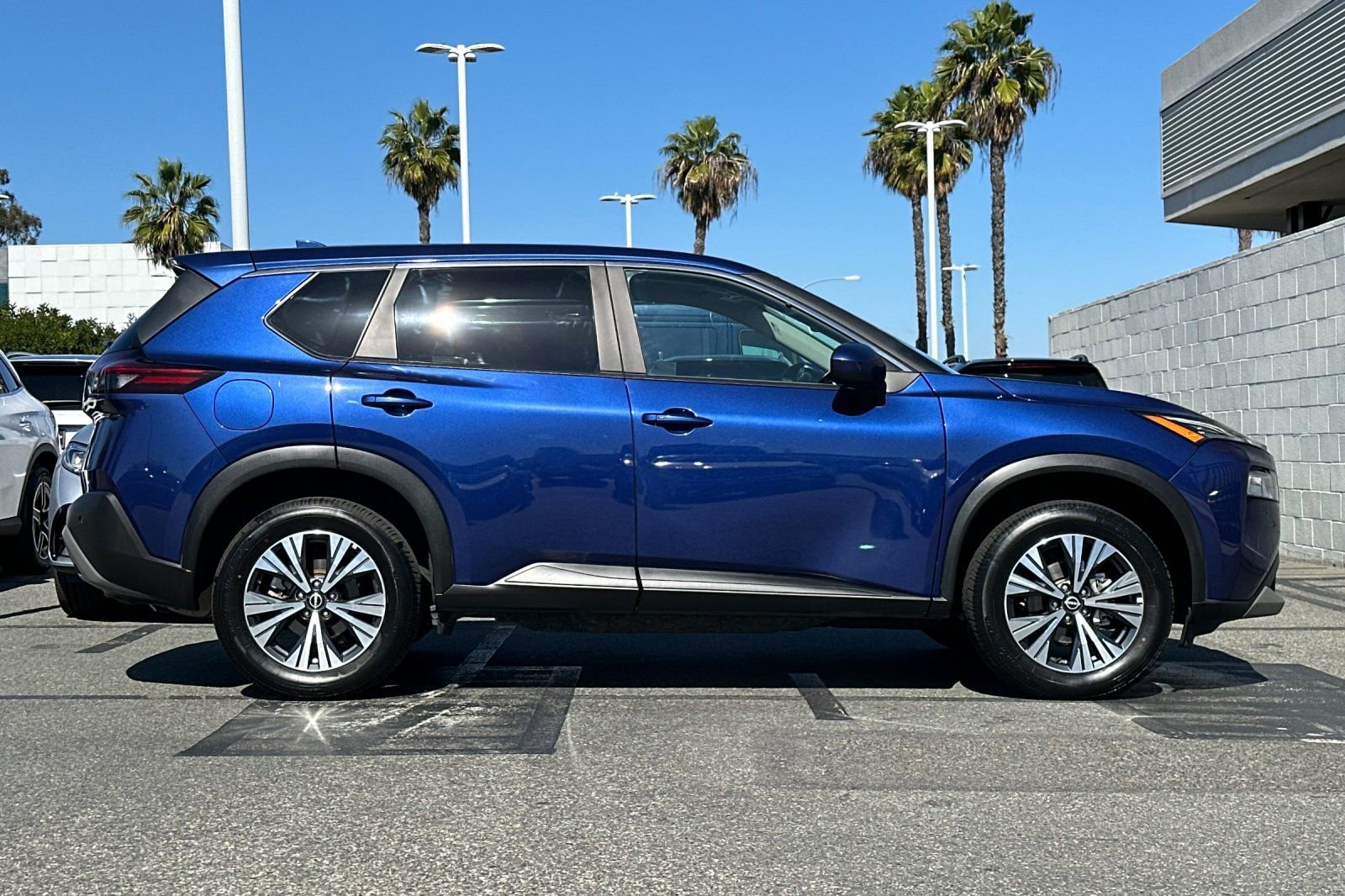 Used 2023 Nissan Rogue SV image 3