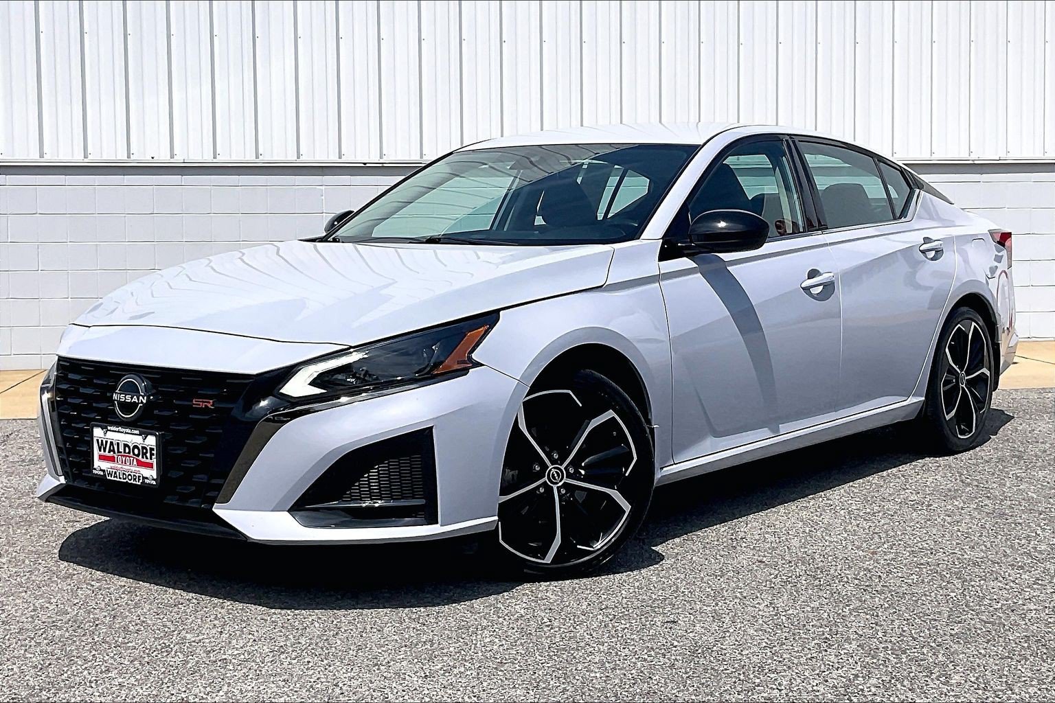 Used 2023 Nissan Altima 2.5 SR FWD image 2
