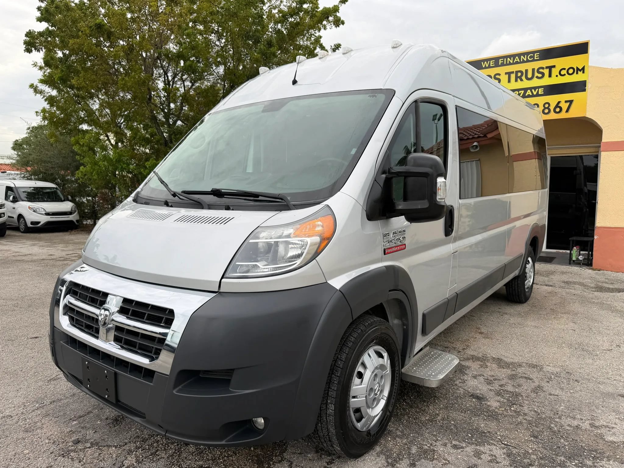 Used 2017 RAM ProMaster 2500 w/ Premium Appearance Group FWD image 5