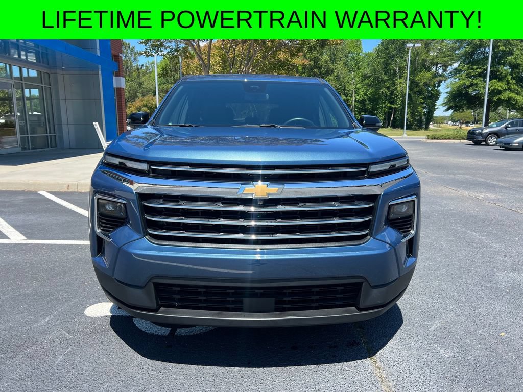 Used 2025 Chevrolet Traverse LT FWD image 3