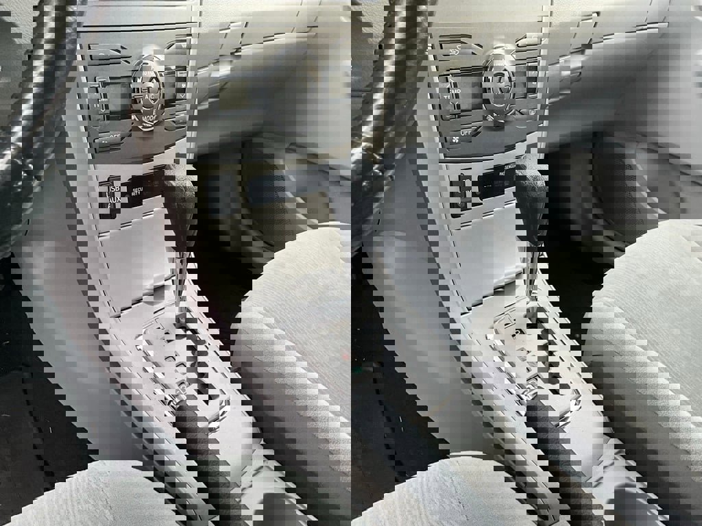 Used 2013 Toyota Corolla LE image 18