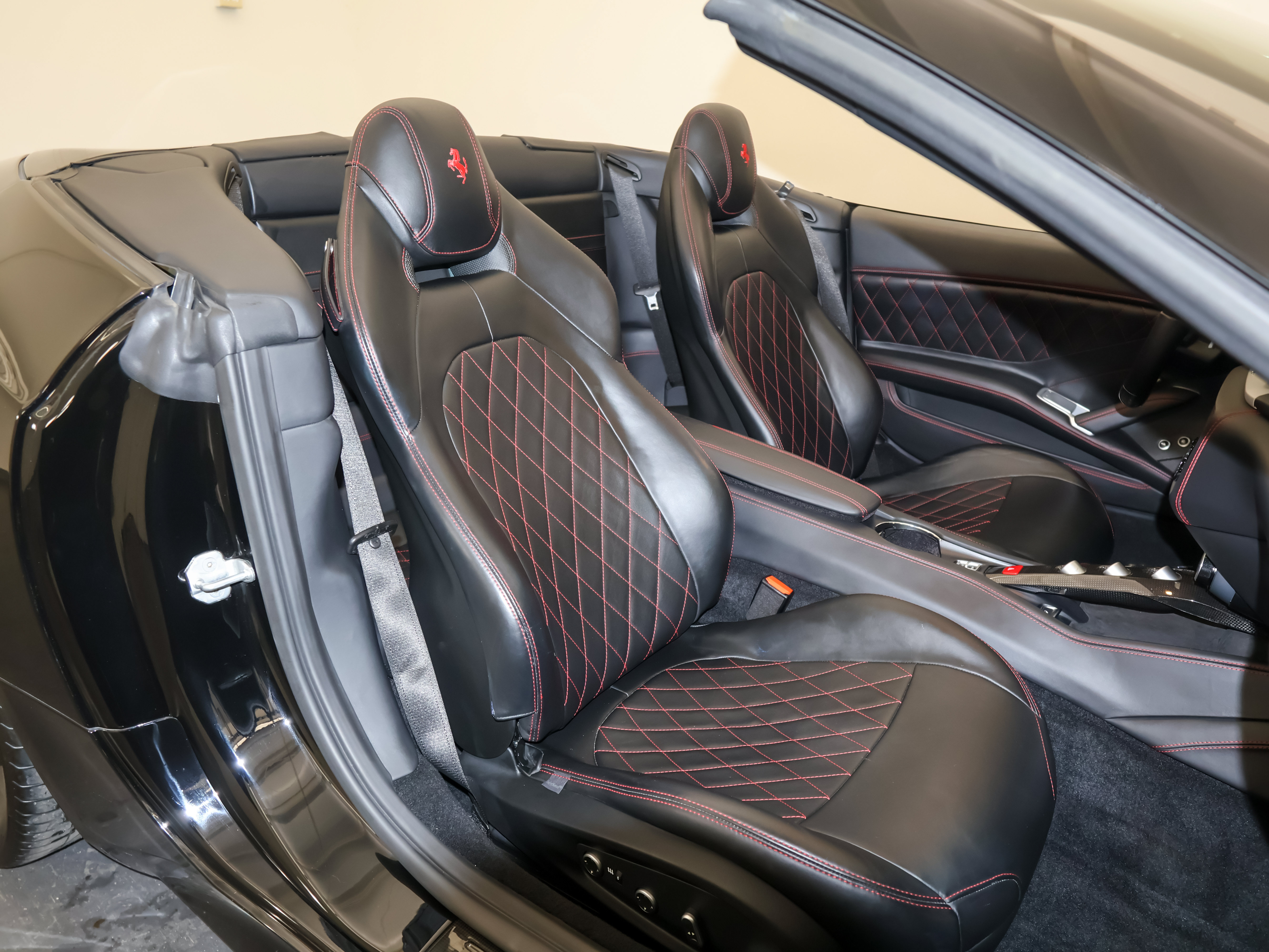Used 2017 Ferrari California T RWD image 47