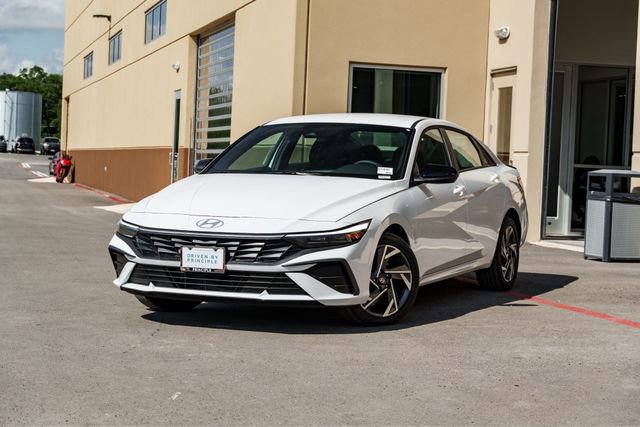 New 2025 Hyundai Elantra SEL image 2
