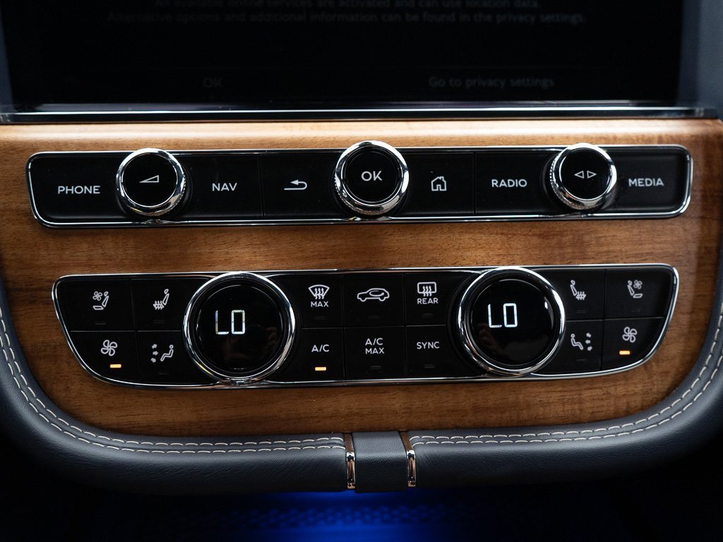 Used 2025 Bentley Bentayga image 38