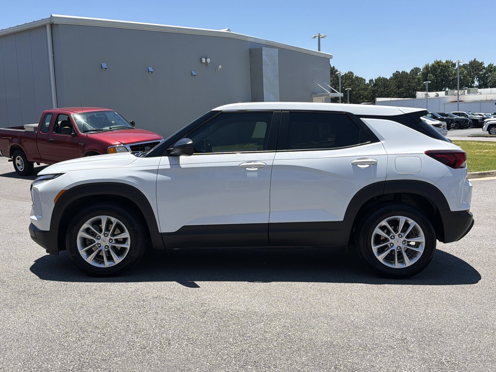 Used 2024 Chevrolet TrailBlazer LS w/ LS Convenience Package FWD image 9