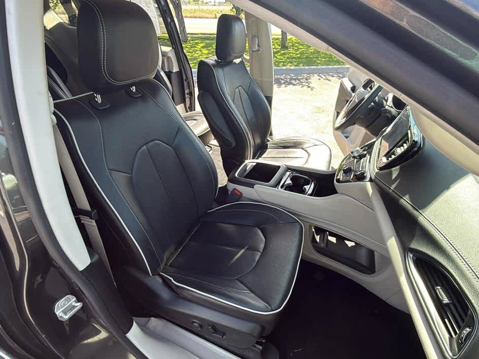 Used 2023 Chrysler Pacifica Limited FWD image 30