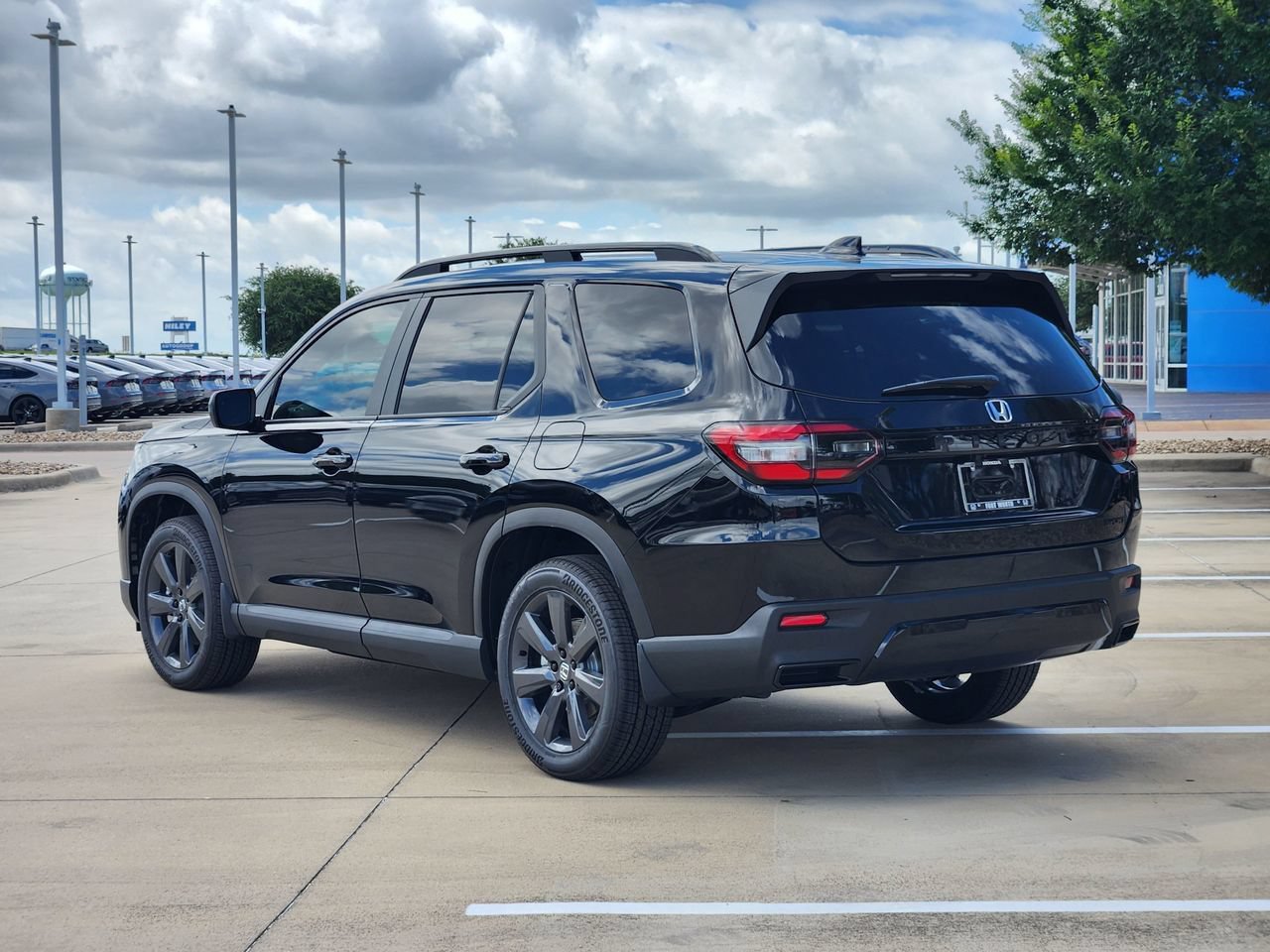 New 2026 Honda Pilot Sport image 4