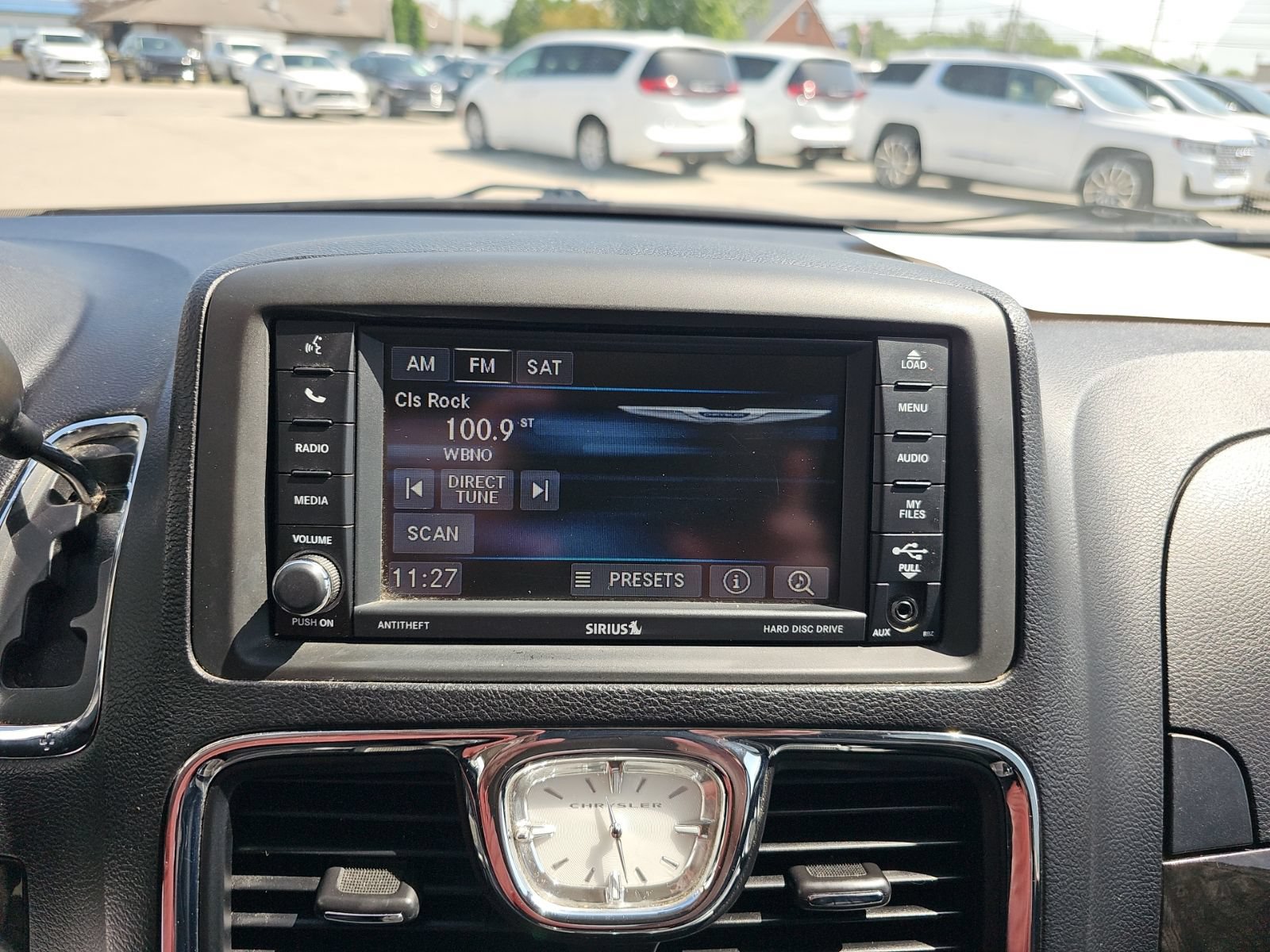 Used 2014 Chrysler Town & Country Touring FWD image 14
