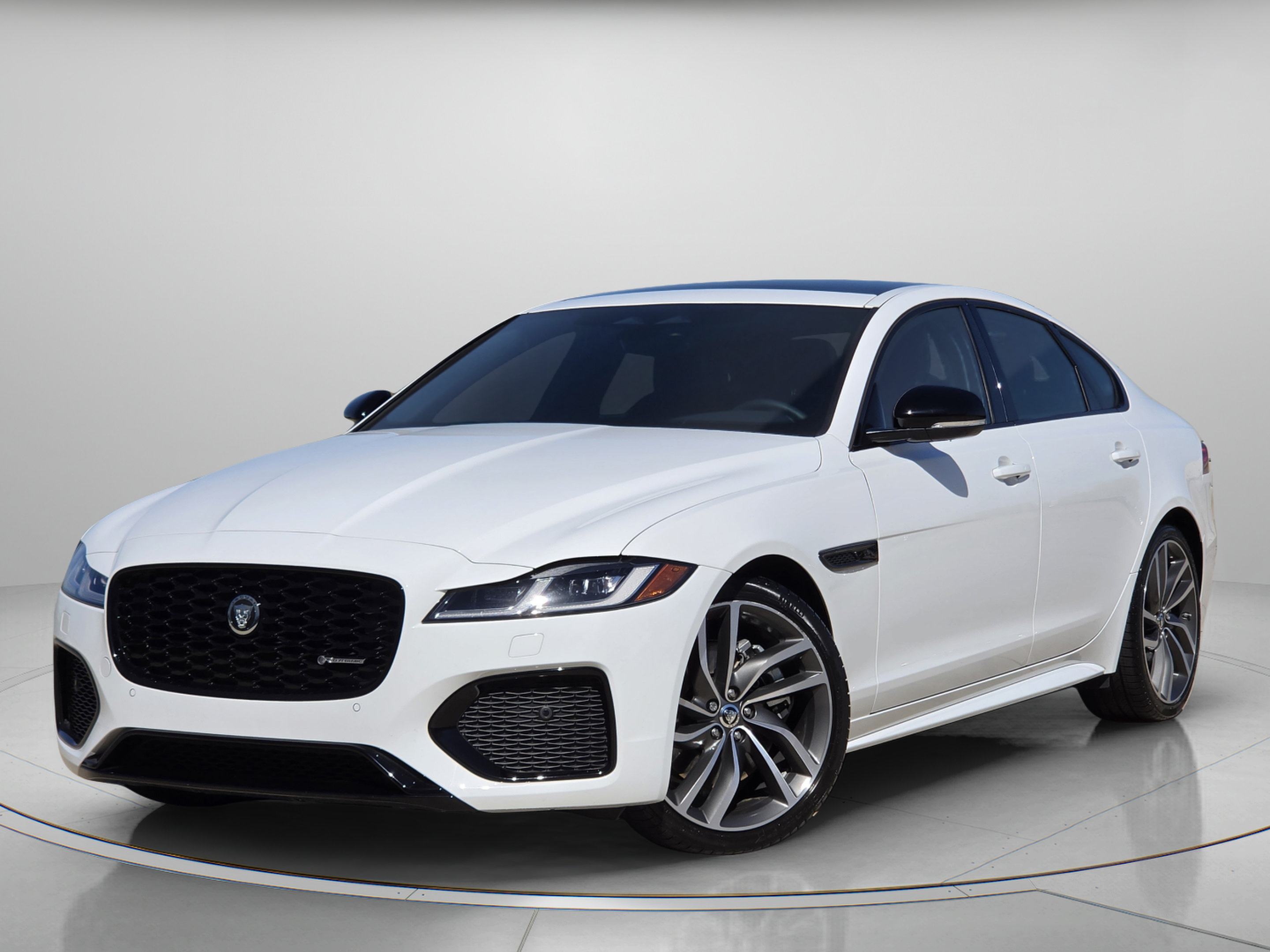 Certified 2024 Jaguar XF R-Dynamic SE AWD/4WD image 1