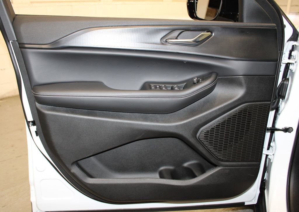 New 2025 Jeep Grand Cherokee Altitude image 25