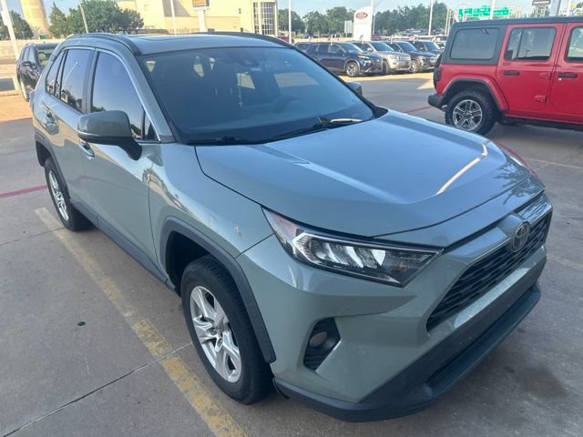 Used 2020 Toyota RAV4 XLE w/ Convenience Package FWD image 2