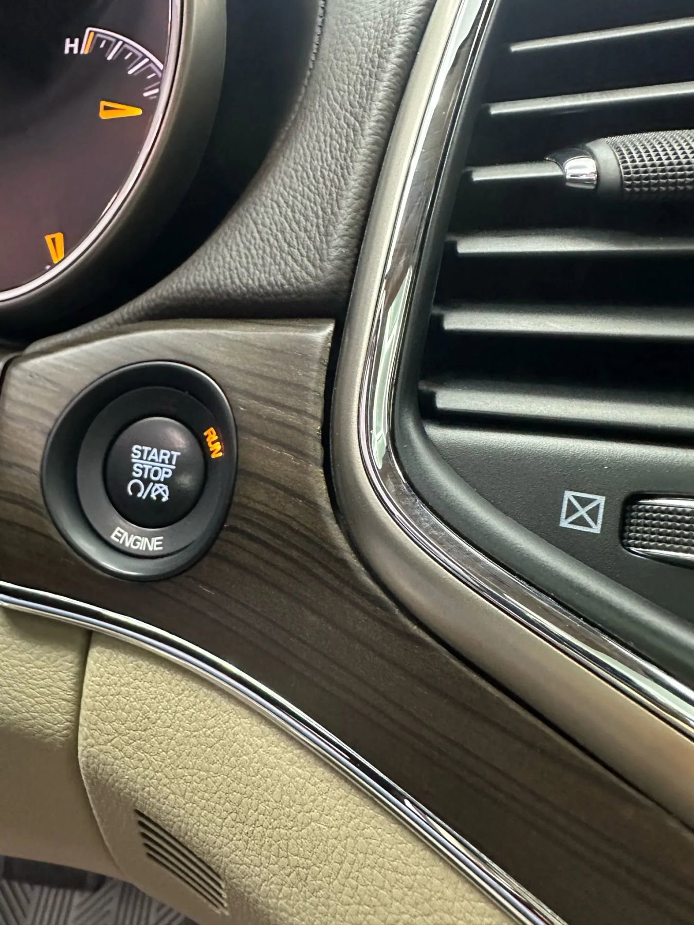 Used 2014 Jeep Grand Cherokee Overland w/ Advanced Technology Group image 19