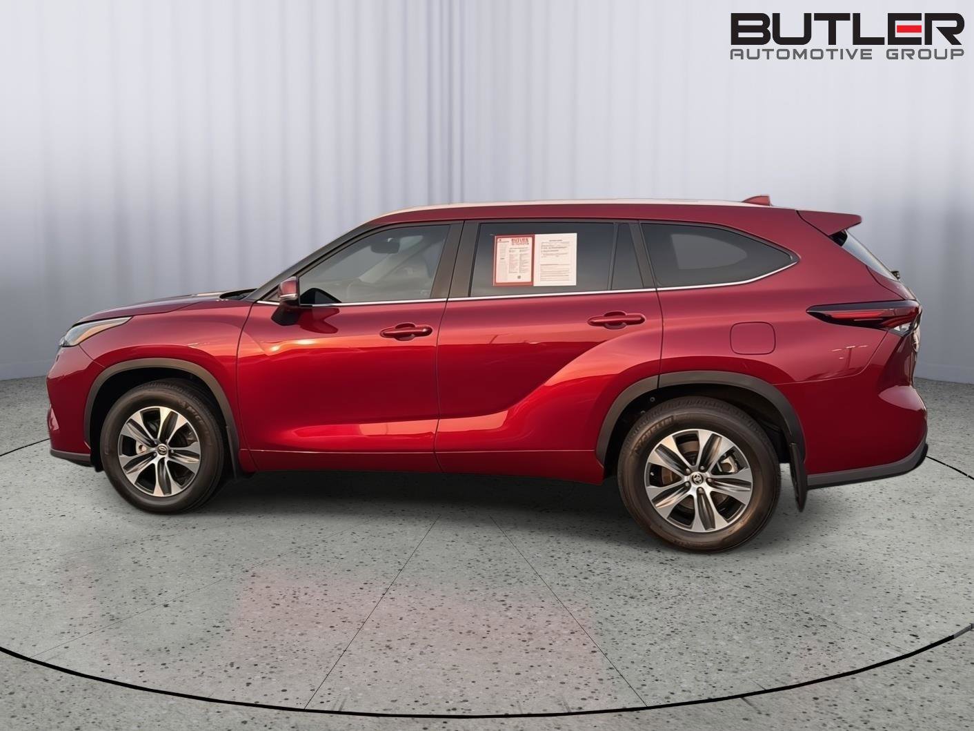 Certified 2024 Toyota Highlander XLE AWD/4WD image 3
