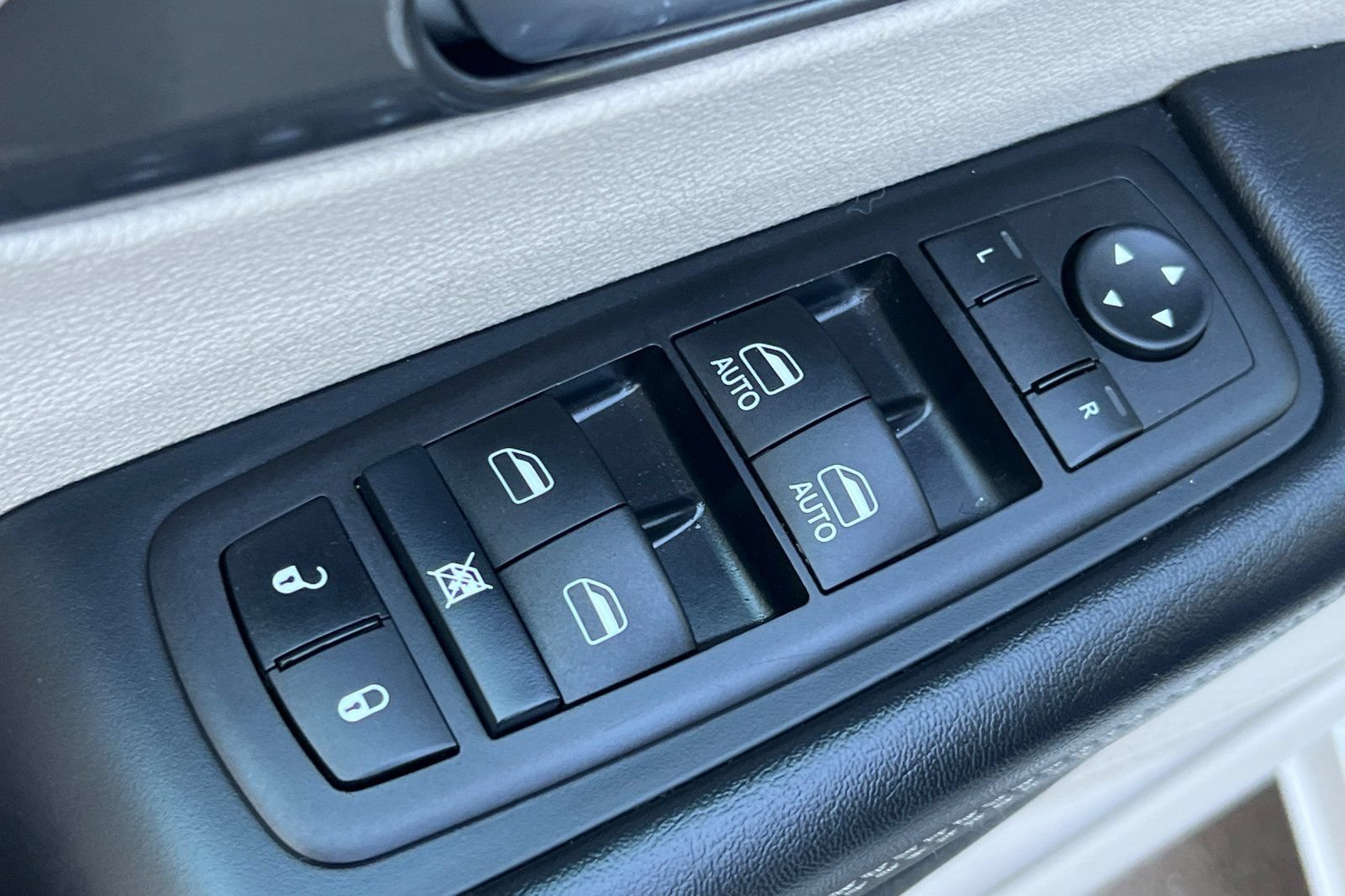 Used 2024 Chrysler Pacifica Touring-L FWD image 12