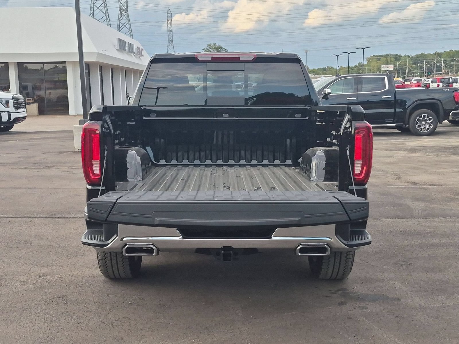New 2026 GMC Sierra 1500 SLT w/ SLT Premium Package AWD/4WD image 4