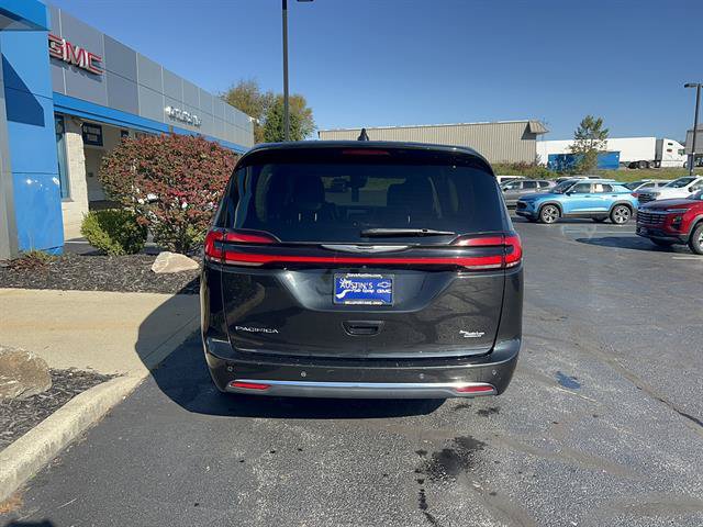 Used 2023 Chrysler Pacifica Touring-L FWD image 6