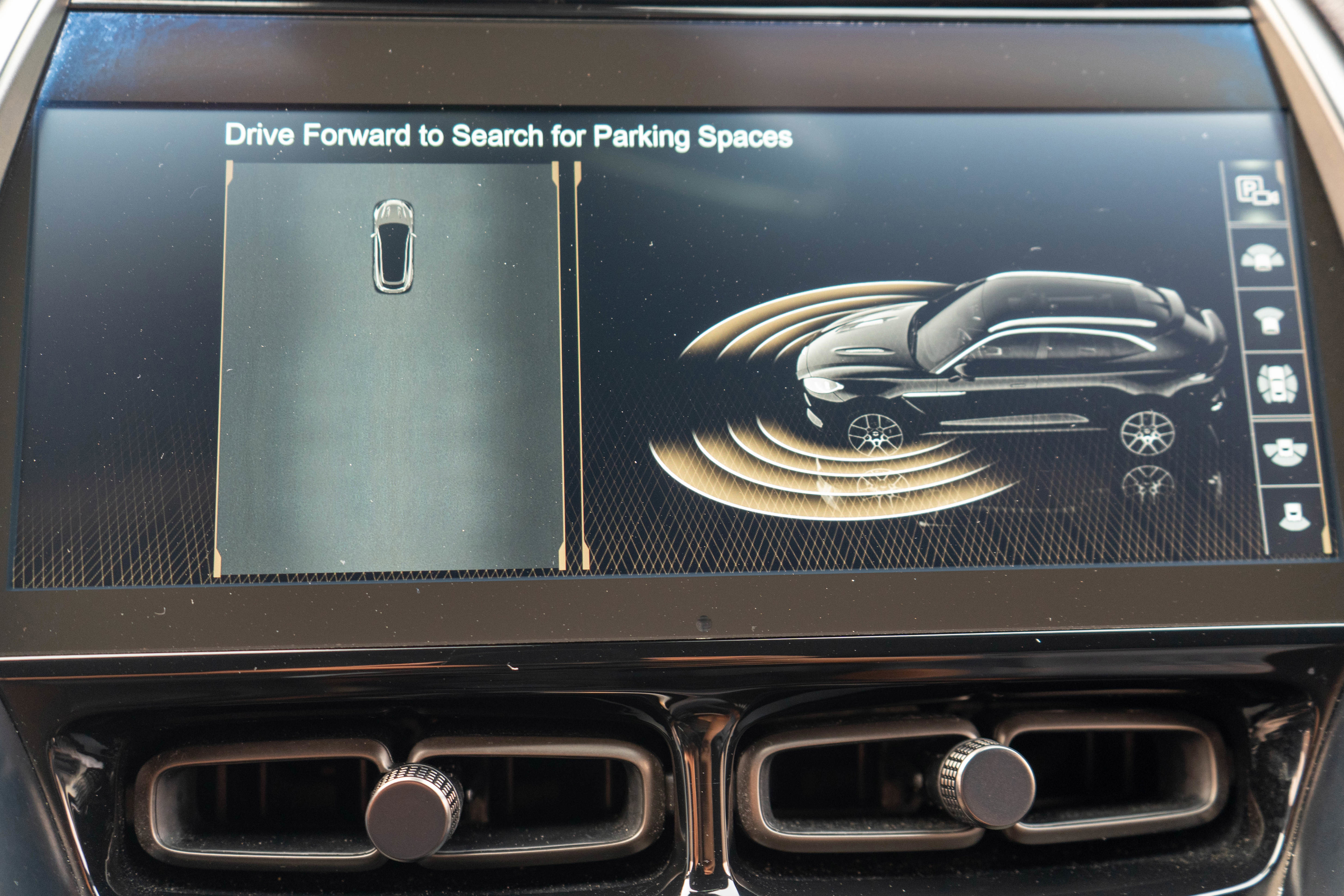 Used 2021 Aston Martin DBX image 24