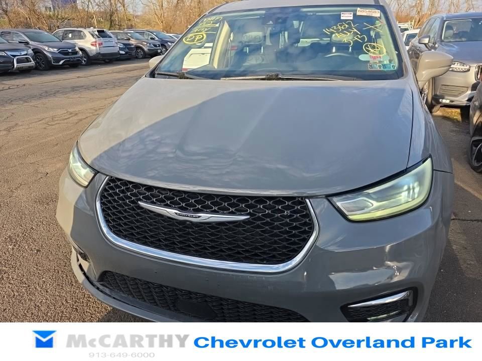 Used 2022 Chrysler Pacifica Touring-L image 5