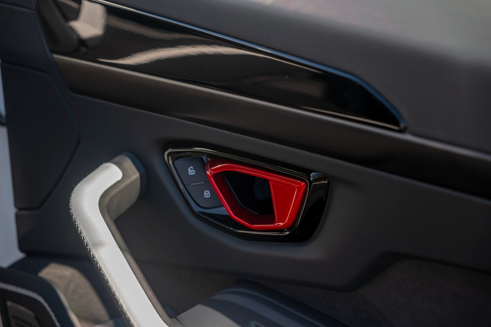 Used 2025 Lamborghini Urus SE AWD/4WD image 19