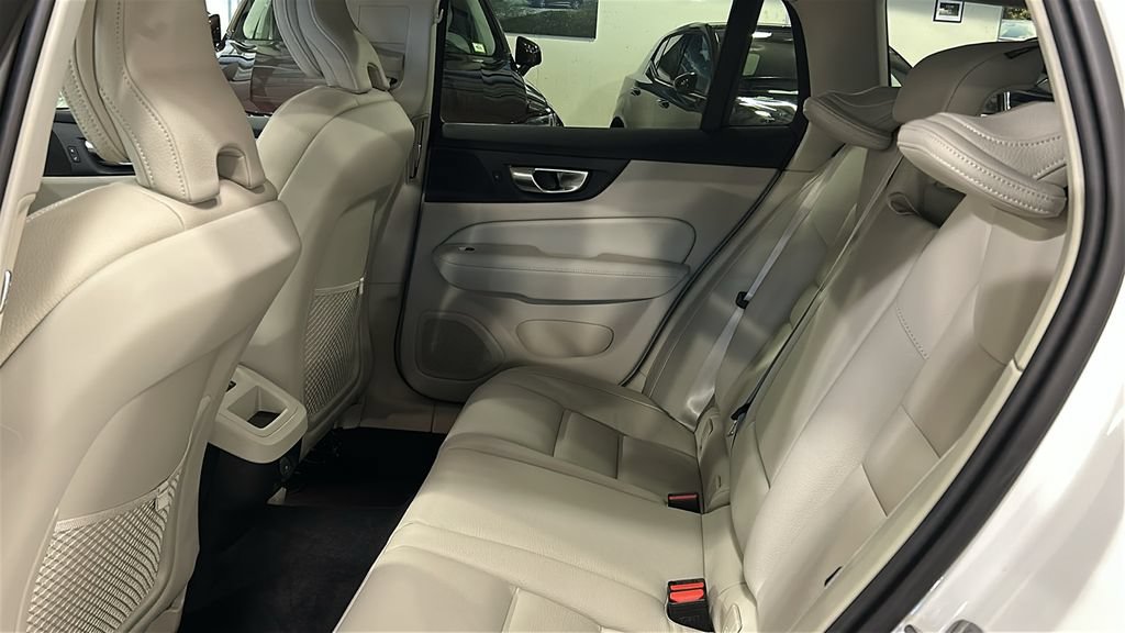 Certified 2025 Volvo V60 B5 Cross Country Plus AWD/4WD image 22