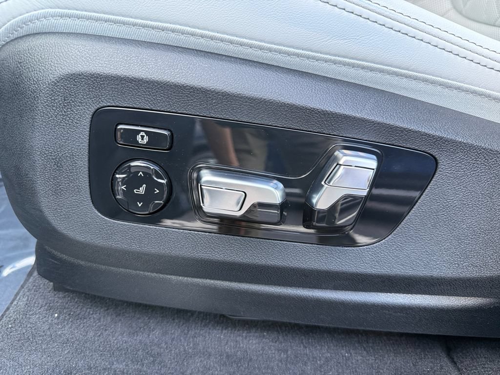 Used 2025 BMW X7 xDrive40i w/ M Sport Package AWD/4WD image 36