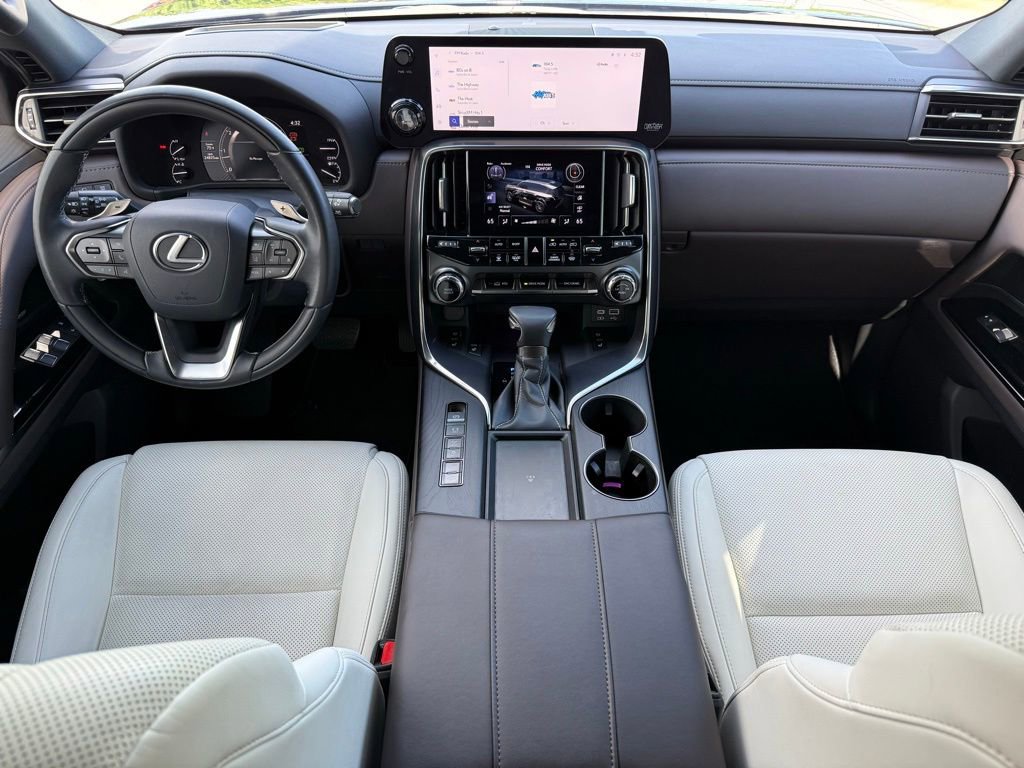 Used 2024 Lexus LX 600 4WD w/ Luxury Package image 18