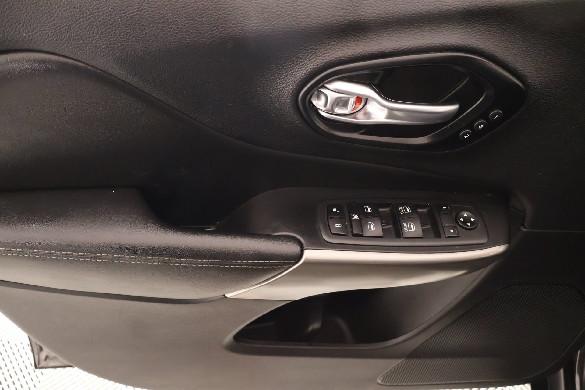 Used 2021 Jeep Cherokee Limited AWD/4WD image 16