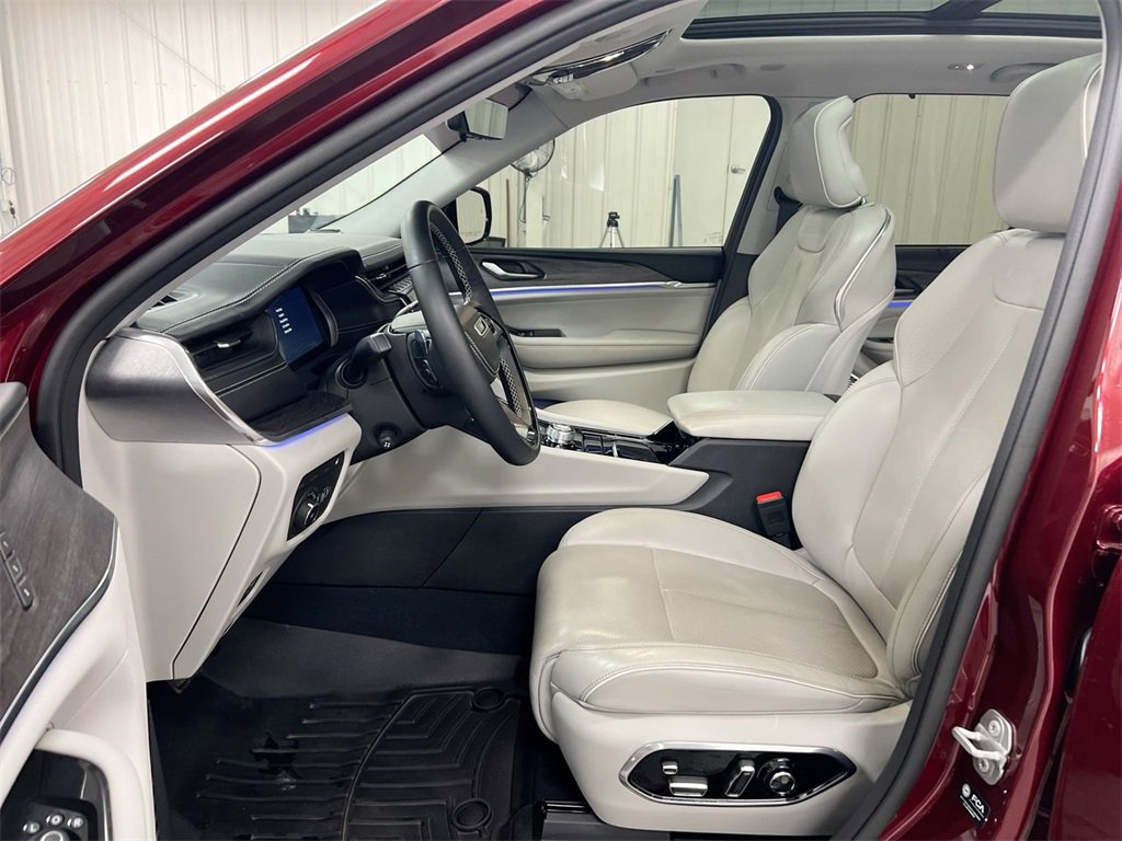 Used 2022 Jeep Grand Cherokee Overland w/ Advanced Protech Group III image 20