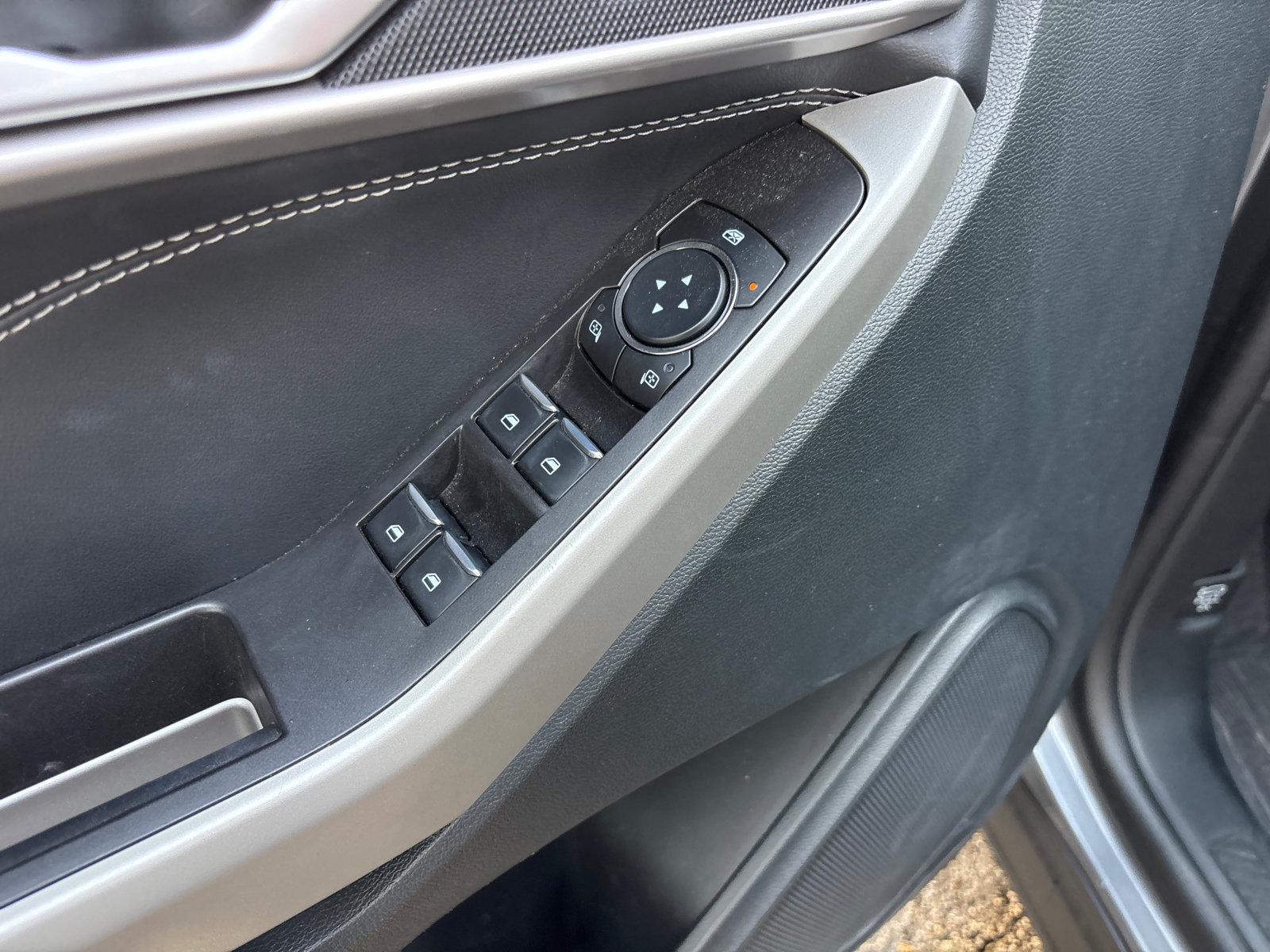 Used 2023 Ford Explorer XLT AWD/4WD image 13