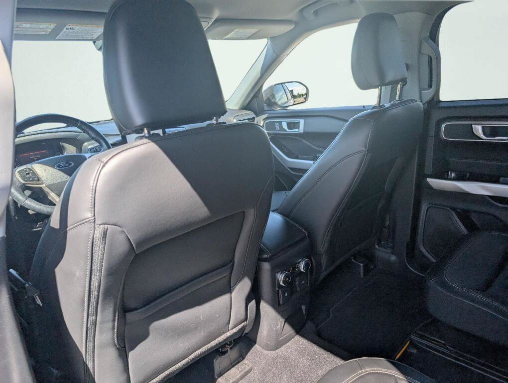 Used 2022 Ford Explorer XLT w/ Equipment Group 202A AWD/4WD image 18