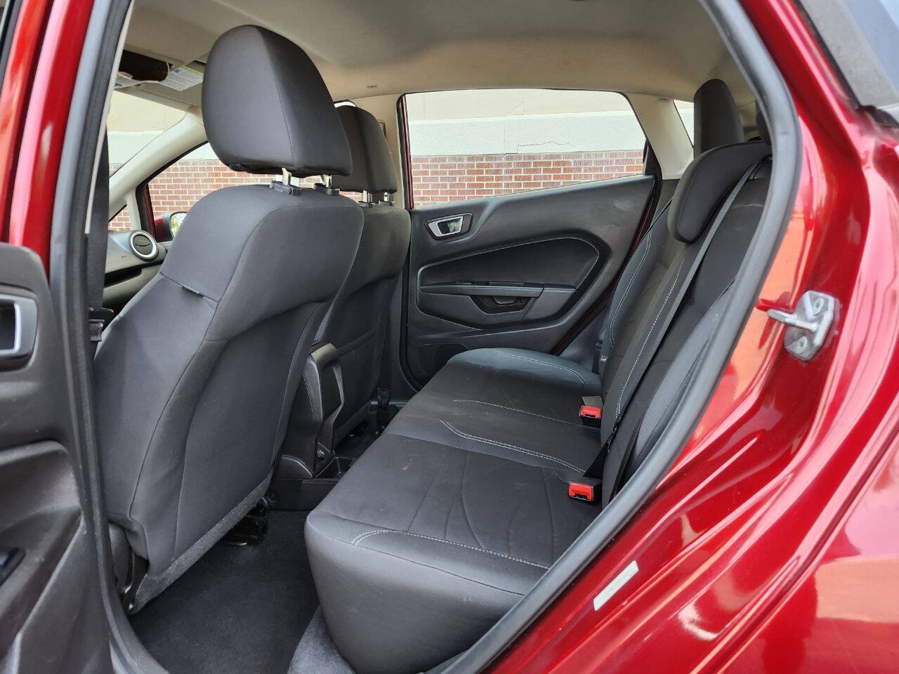 Used 2014 Ford Fiesta SE w/ Comfort Package FWD image 5