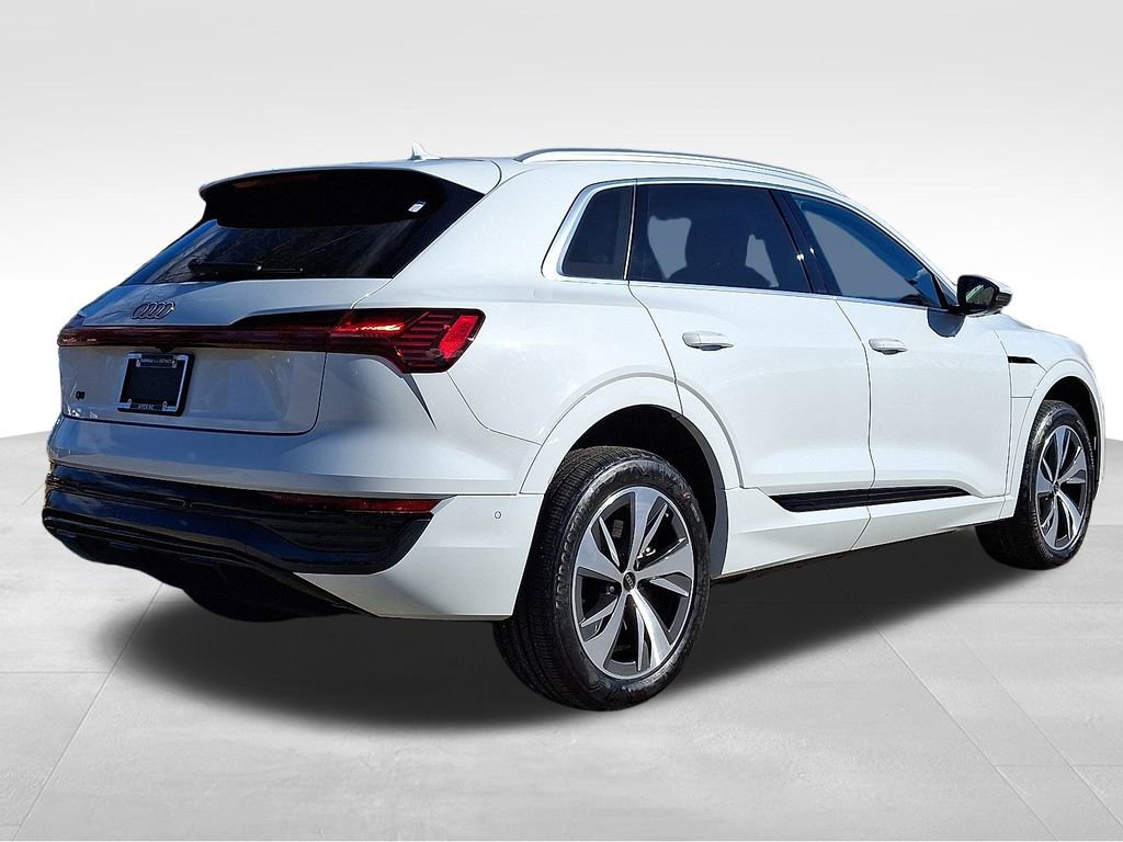 Used 2024 Audi Q8 e-tron Premium Plus image 6